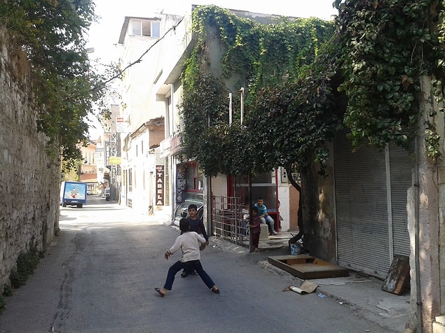 1. Yıllar sonra, çocukluğunun geçtiği o mahalleye adım attığında sokaklar eskisine nazaran küçülmüş gibi gelir.