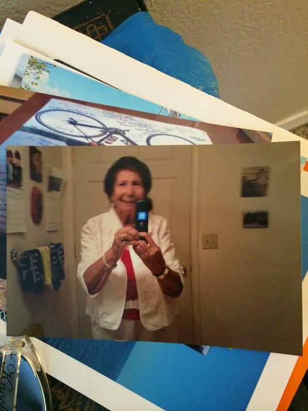 1. Aynada çektiği selfieyi bastırıp torununa gönderen troll büyük anne.
