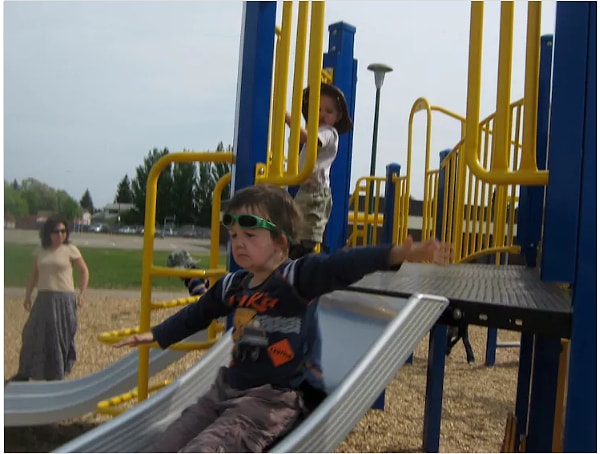 5. Игровая площадка - жуткое место. Люди стареют на ней