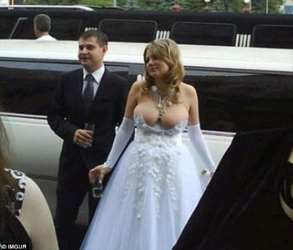 1. Простите, но это не декольте 🙈