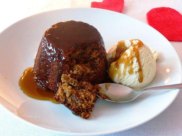 10. İngiltere’nin en popüler tatlılarından olan Sticky Toffee Pudding, özellikle sevenlerin kesinlikle denemesi gereken bir lezzettir.