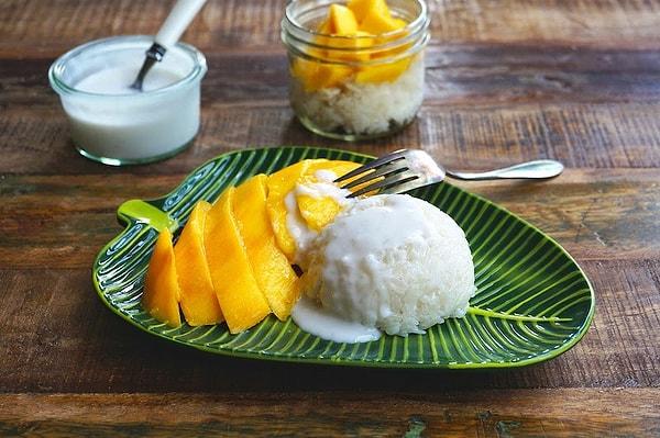12. Tayland'ın pirinçli mango tatlısı şimdiye kadar denediğiniz en ilginç tatlı olacak.