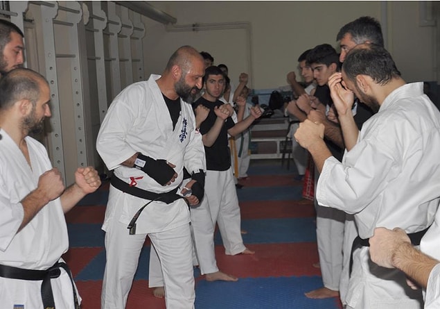 Önder Soy, mesleğinin yanında farklı spor ve sanat dallarıyla da oldukça ilgili bir imam