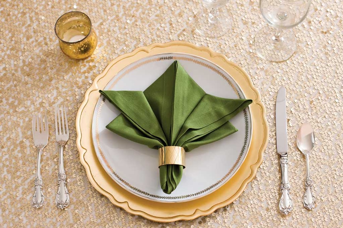 Тканевая салфетка. Салфетки для сервировки стола. Складывать салфетки для сервировки. Способы сложить салфетки для сервировки стола. Салфетки для сервировки стола бумажные.