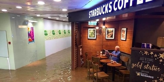 Дедушка оказался в «Старбакс» во время наводнения и тут же стал новым мемом