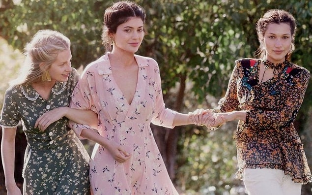 Print fabric dresses were very popular.