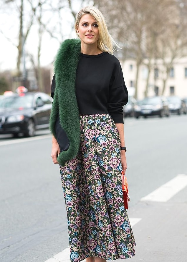 Big buttoned cardigans and loose pullovers are perfect for this fashion trend.