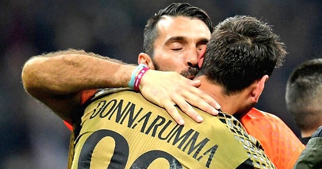 Buffon, ''Donnarumma yükselen bir yıldız ve giderek daha iyi olacak.'' diyerek genç kaleciye olan güvenini her zaman dile getiriyor.