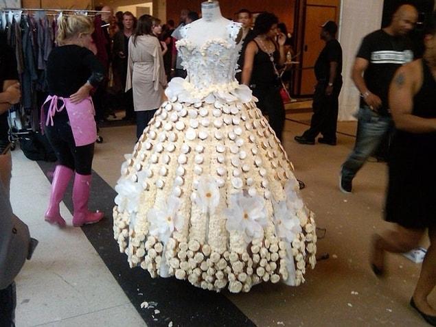 17. This Bride surely loves cupcakes!