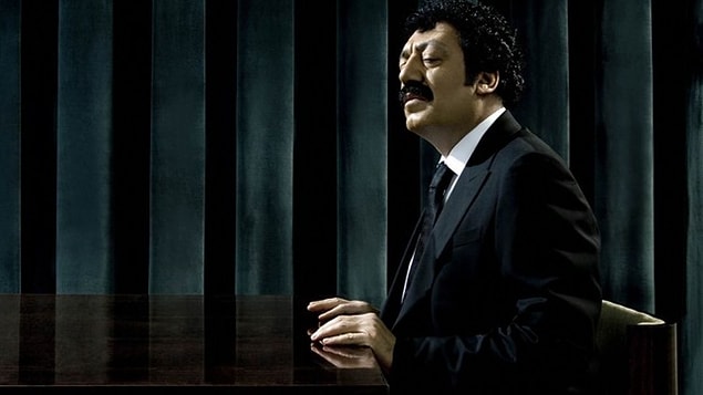 2. Vazgeçmek; ayrılmak, kopmak demektir. Vazgeçmek; sözünden dönmek demektir.