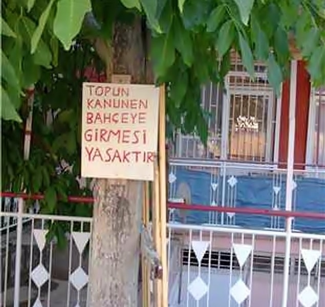 8. Bahçesine/balkonuna topunun kaçtığı hacı teyzenin ise öldüğünü öğrenirsin.