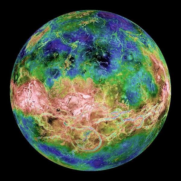 12. Venüs'ün yüzeyindeki hava basıncı uç noktadadır: Dünya'daki deniz seviyesinin basıncından 90 kat daha fazla.