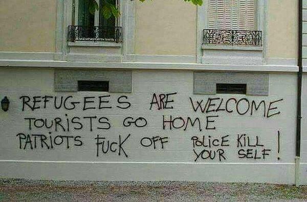 13. "Mülteciler hoşgeldiler. Turistler evlerine! Irkçılar def olsunlar.''