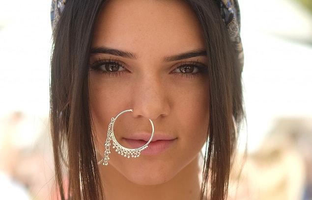 2. Kendall Jenner also started a new trend with this huge thing she wore at Coachella Festival!