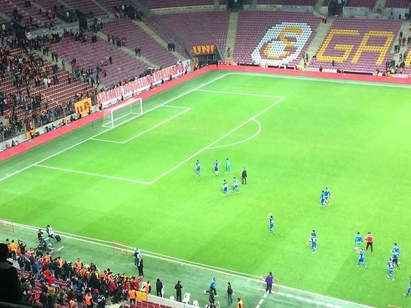 Galatasaray tribünleri maç sonu uzun süre Dersimspor için tezahürat yaptı ve oyuncuları çağırarak alkışladı