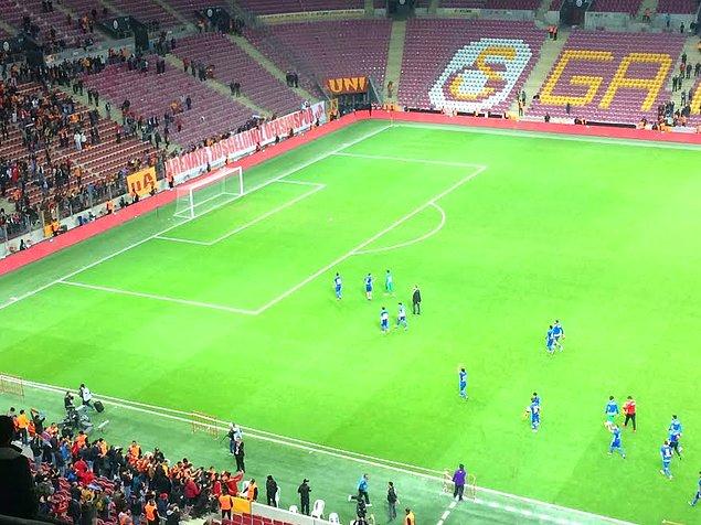 Galatasaray tribünleri maç sonu uzun süre Dersimspor için tezahürat yaptı ve oyuncuları çağırarak alkışladı