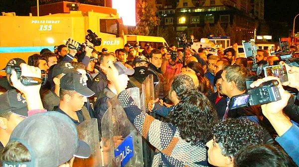 HDP'li vekiller yetkililerden bilgi almaya çalışırken, barikatı aşmaya çalışan Tuncel ile polisler arasında kısa süreli gerginlik yaşandı