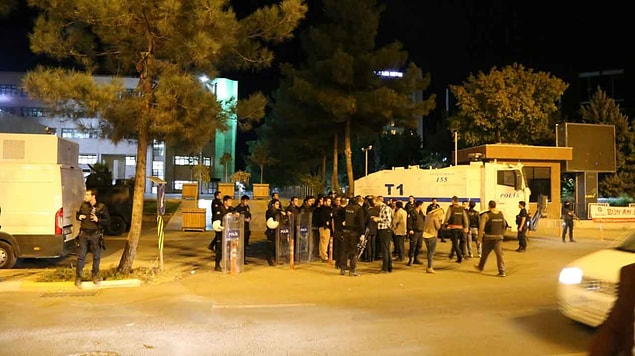 Öte yandan polis ekiplerinin belediye binasının başkanlık katında arama yaptığı ve giriş çıkışlara izin vermediği bildirildi