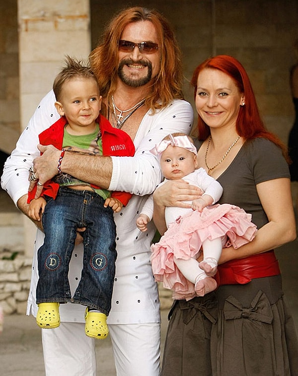 10. Сейчас актер и фигуристка вместе воспитывают двоих детей: сына Мика-Анжеля-Криста и Эву-Владу. Сейчас они проживают с матерью во Франции. С кем останутся дети после развода - пока неизвестно.