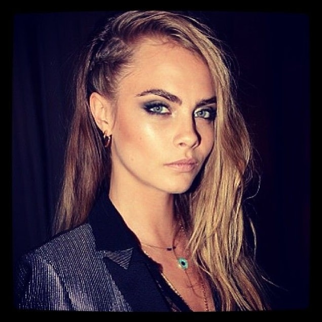 5. Cara Delevingne, zaten nazar boncuğu gibi gözlere sahip, bir de kolyesini takmış. Hem de nasıl yakışmış!