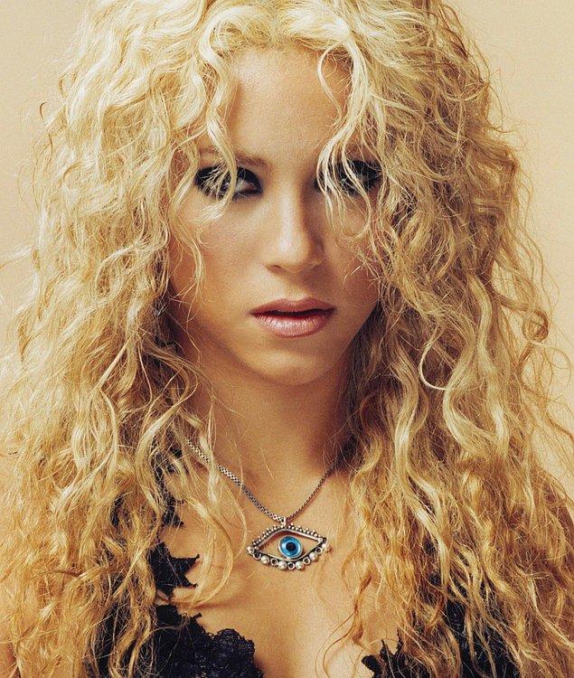 9. Shakira zaten yarı Lübnanlı bir Latin olarak spiritüel tarafı çok gelişmiş bir birey. O da devasa bir nazar boncuğuyla korunmuş.