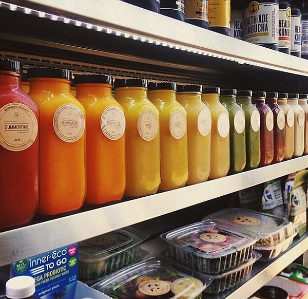 10. Он начал самостоятельно делать соки и продавать их местным клиникам, которые помогали встать на ноги алкоголикам и наркоманам.