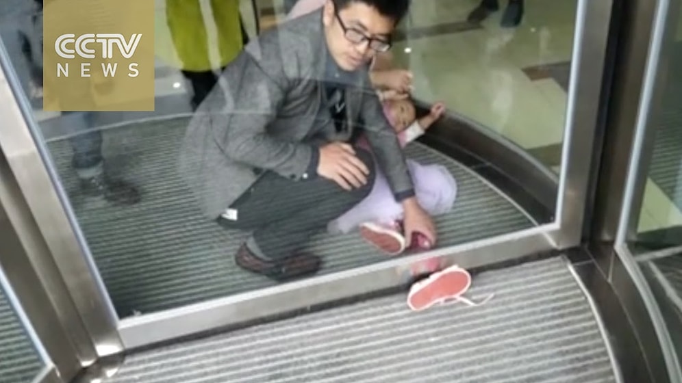 Ayağını Döner Kapıya Sıkıştıran 4 Yaşındaki Talihsiz Ufaklık