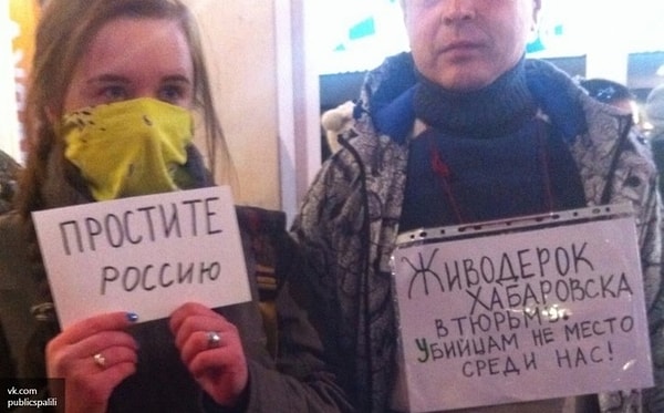 12. Так, в Москве возле представительства Хабаровского края прошел стихийный митинг, в котором приняло участие около ста человек. Митингующие требовали ужесточения наказания за преступления, совершенные против животных.