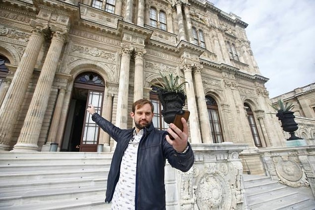 Fakat bu sıra dışı durum kısa süre önce gerçekleşti! Kendini yarı İngiliz yarı Türk bir komedyen olarak tanıtan Naz Osmanoğlu ya da tam adıyla Şehzade Ziyaeddin Nazım Osmanoğlu ilk kez geldiği Türkiye'de sahneye çıktı.