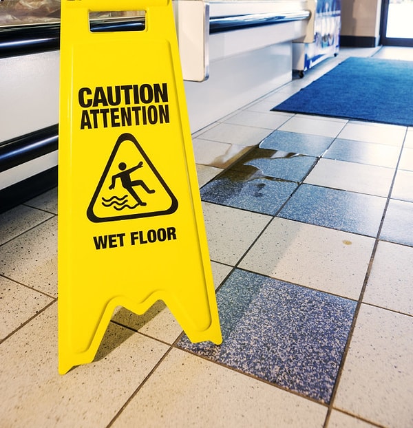 1. Кажется, что на этом знаке, предупреждающем, что пол влажный, змеи пытаются укусить мужчину