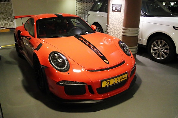 2. На этом Porsche улыбающаяся рожица