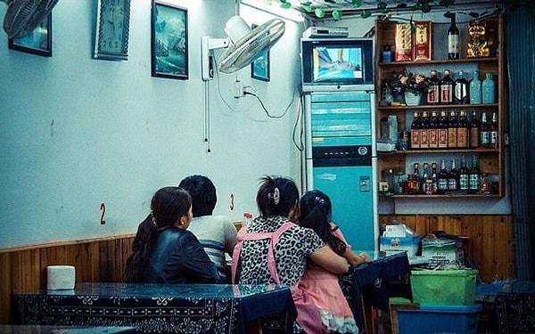 9. Çoğu Çinli her gün akşam 7'de Çin'in devlet kontrolündeki kanalından yayınlanan yarım saatlik haber bültenini izliyor.