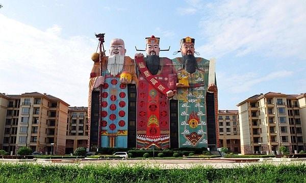 17. Son olarak, Çin'de bir sürü garip bina var.