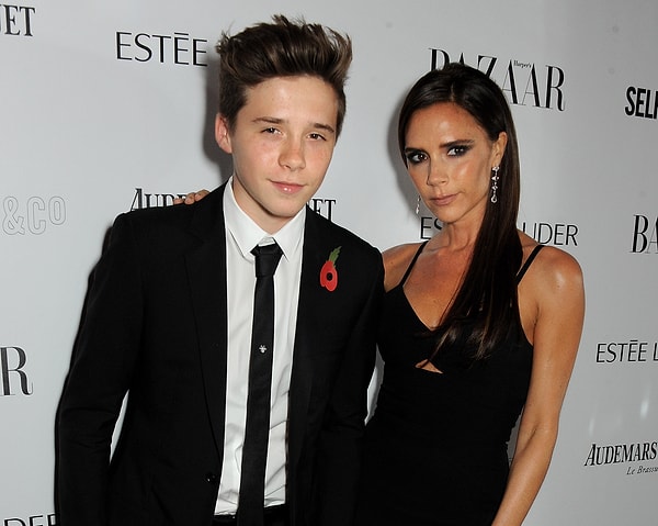 3. Виктория Бекхэм (42 года) и Бруклин Бекхэм (17 лет)