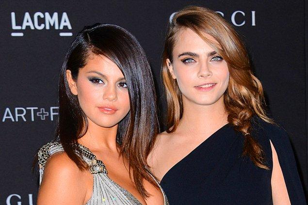 3. 2014 yılında ise bu küçük kaçamağın karması yerine geldi: Cara Delevingne, bu sefer de Selena Gomez ile samimi hallerde görüntülendi.