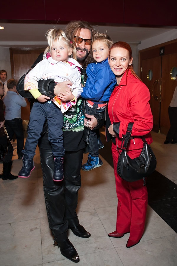 1. По словам Анисиной, причиной развода являются непримиримые разногласия по поводу взаимоотношений супругов и воспитанию детей.