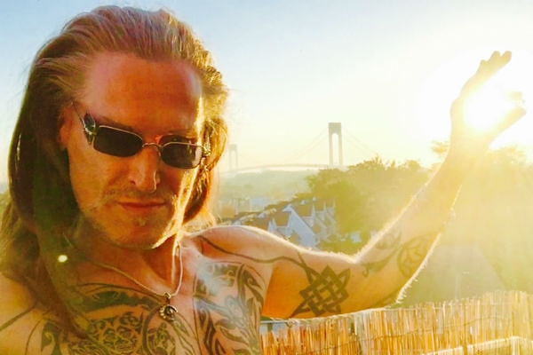 6. По его словам, он собирается уехать в США и сменить имя.