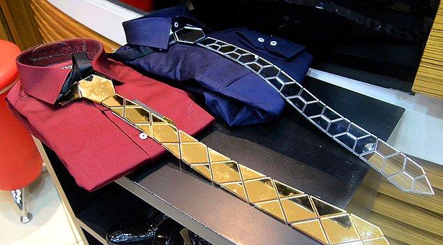 Modayı kovalayarak takip eden elit (!) erkek bireyler için tasarlanmış bu kravatların altı pleksi, üstü de ayna.