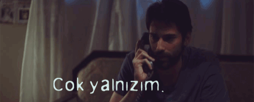Bir de radyo programının müdavimi dinleyiciler var. Onlar da ayrı bir bela. Sorunlu Dostoyevski karakterleri gibi sefil sefil takılıyorlar.