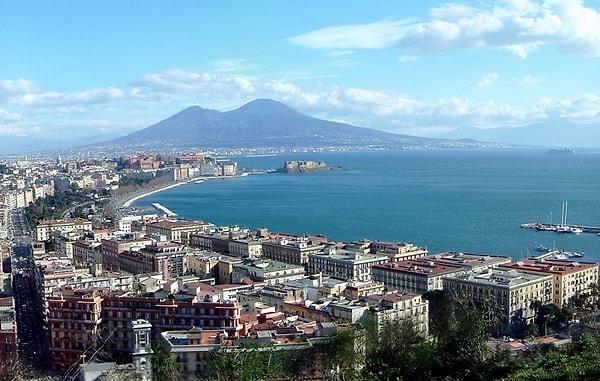 İtalya'nın güneyinde bulunan Napoli, Roma ve Milano'dan sonra ülkenin en büyük 3. şehri. Şehrin bu kadar gelişmiş ve güzel olmasında, geçmişinin de çok büyük bir katkısı var.