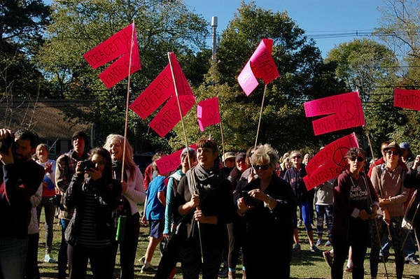 9. Нашлись и такие представители прессы, которые встали на защиту права Соррентино высказаться по поводу женской одежды. Однако, по словам Берк, парад завершился на позитивной ноте. Многие женщины и девушки поделились своими историями о притеснениях по половому признаку, о том, как их заставляли стыдиться своего тела, издевались над ними и лапали мужчины.
