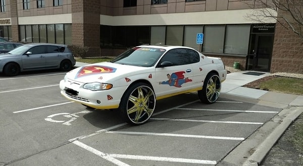 3. А вы думали только у Бэтмена есть авто? Супермен тоже любит порулить!