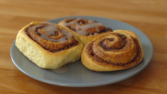 Mis Kokusu ile Sonbahar Mutluluğu Yaşatan Tarçınlı Rulo Çörek Nasıl Yapılır?