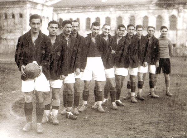 Galatasaray macerasına 14 yaşındayken, 1916'da başladı ve futbol haricinde yüksek atlama, yelken, üç adım atlama, yüzme ve binicilik alanlarında da kulübüne hizmet etti.