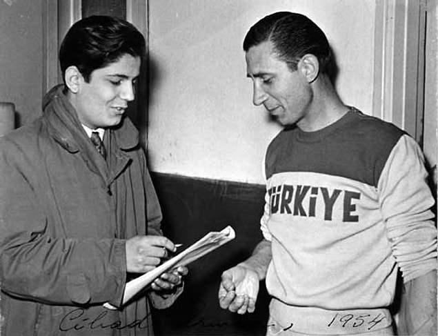 O yıllarda iyi işler çıkaran Fenerbahçe'den, gazete manşetlerinde "Sarı kanaryalar yine güzel oynadı" diye bahsedilir.