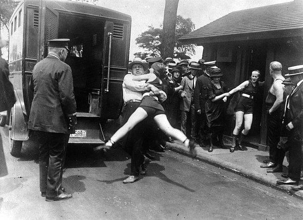 24. Bacaklarını kapatacak çoraplar olmadan mayo giydiği için tutuklanan bir kadın, Şikago, 1922.