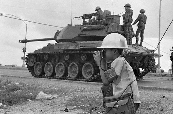 25. Dünyanın en genç foto muhabiri 12 yaşındaki Lo Manh Hung, Güney Vietnam, 18 Şubat 1968.