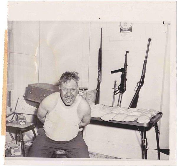 26. Eroin satan bir çetenin üyesine yapılan polis baskını, New York, 1962.