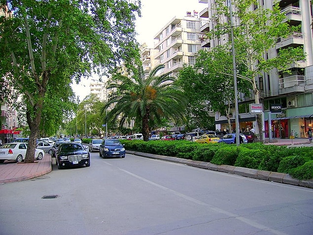 15. Arabaların vızır vızır geçtiği Atatürk Bulvarı