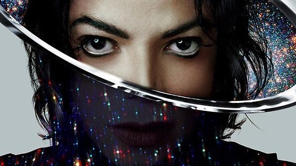 13. Michael Jackson 2008 yılında sıradan kıyafetlerini giyip bir gece kulübüne tek başına eğlenmeye gitmiş. DJ'in kendi şarkılarının remix'lerini çaldığını duyunca şaşırmış ve "Vay canına, müziğimin hala dinlendiğini bilmiyordum." demiş.